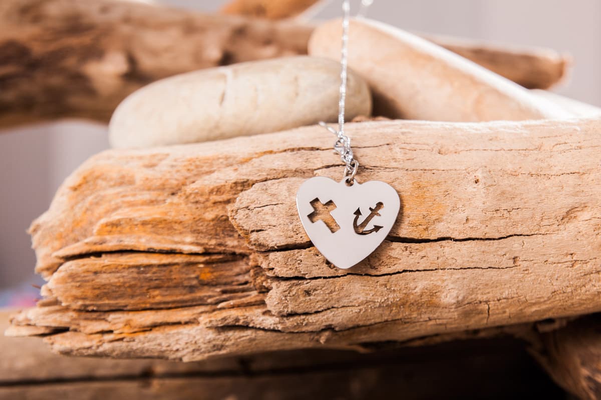 Ciondolo a cuore con croce e ancora traforate, su legno di mare