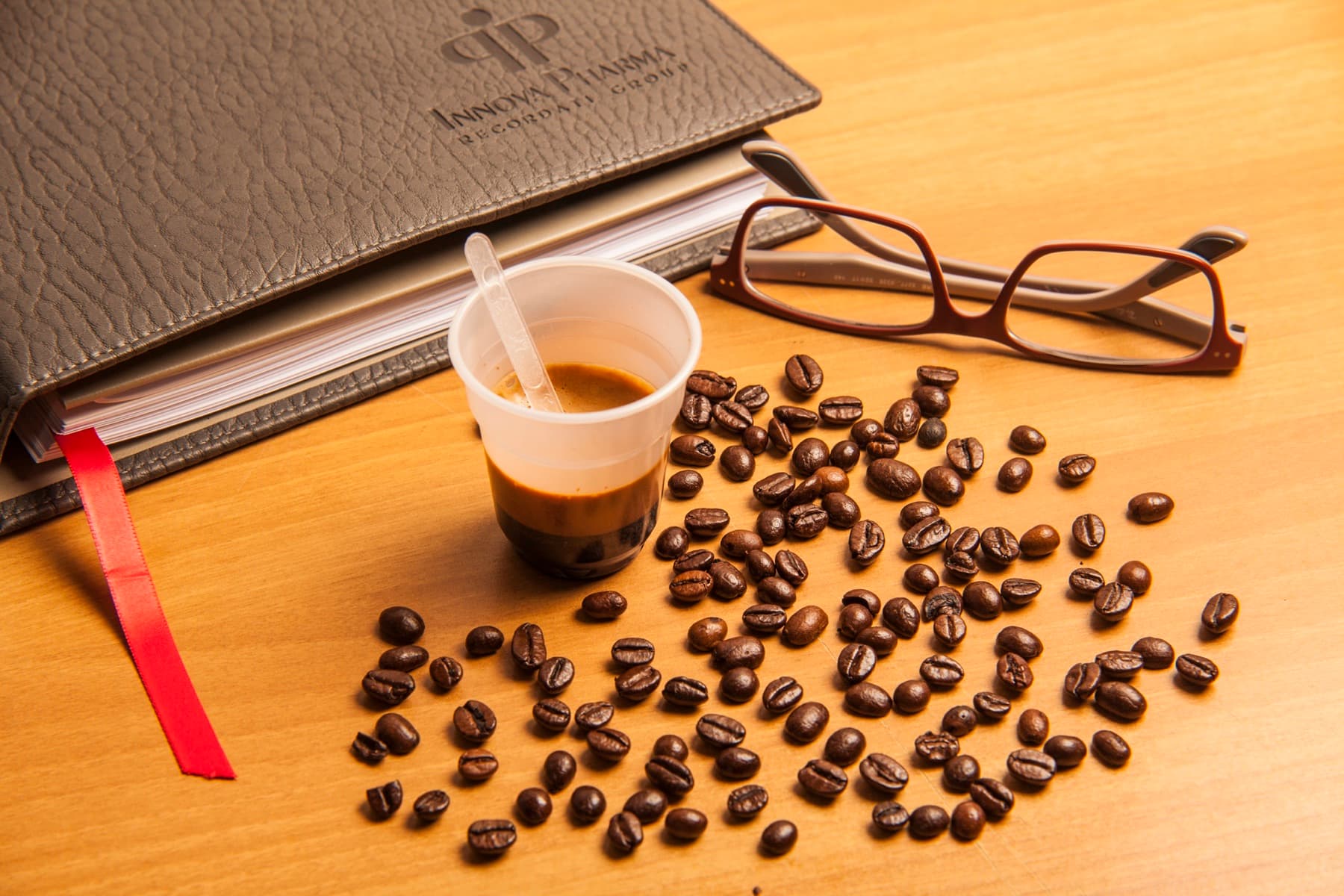 Una pausa caffè sul tavolo di lavoro