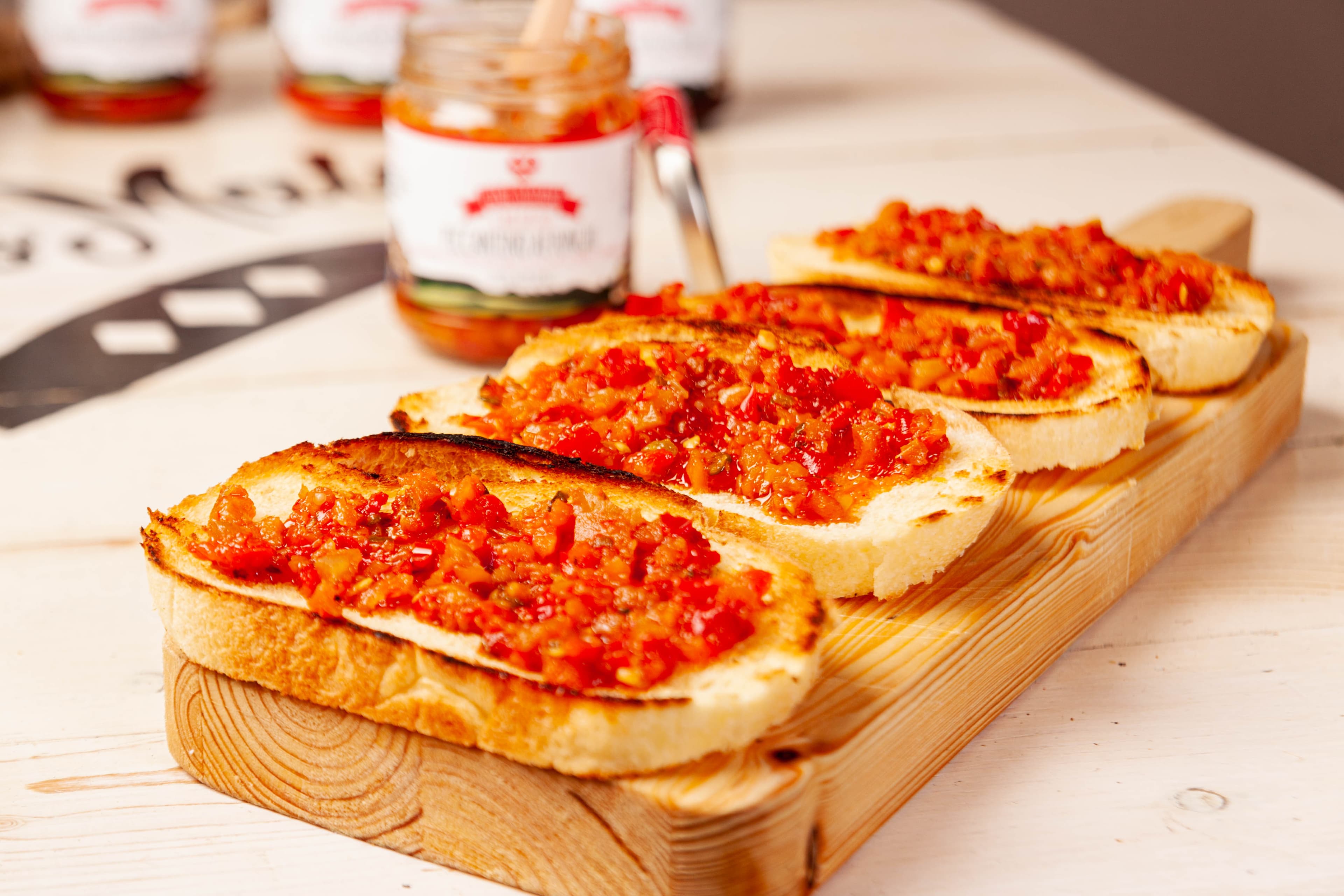 Fette di pane croccante condite al momento con peperoncino piccante — il prodotto Come Mamma protagonista del piatto