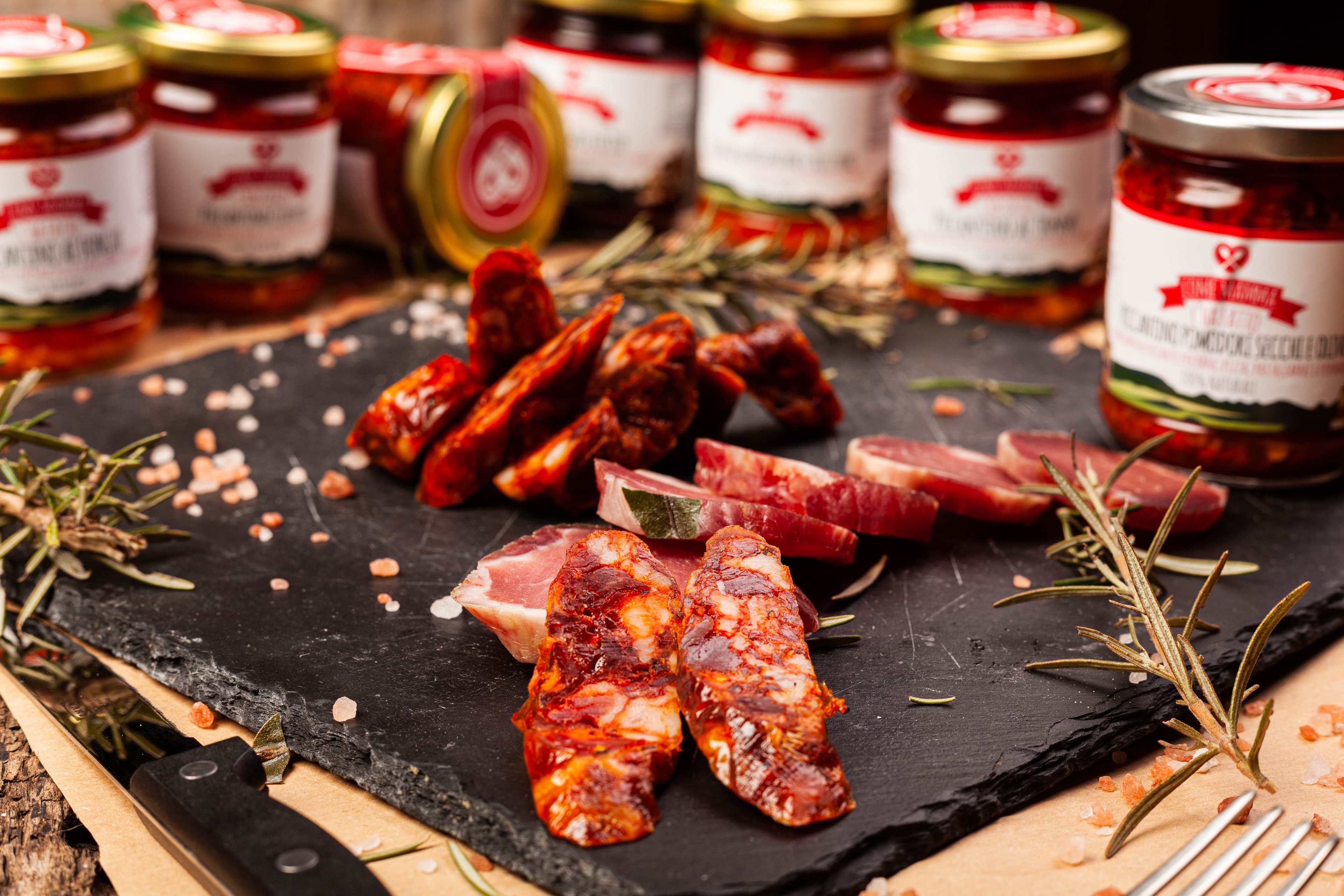 Fotografia still life di conserve e salumi