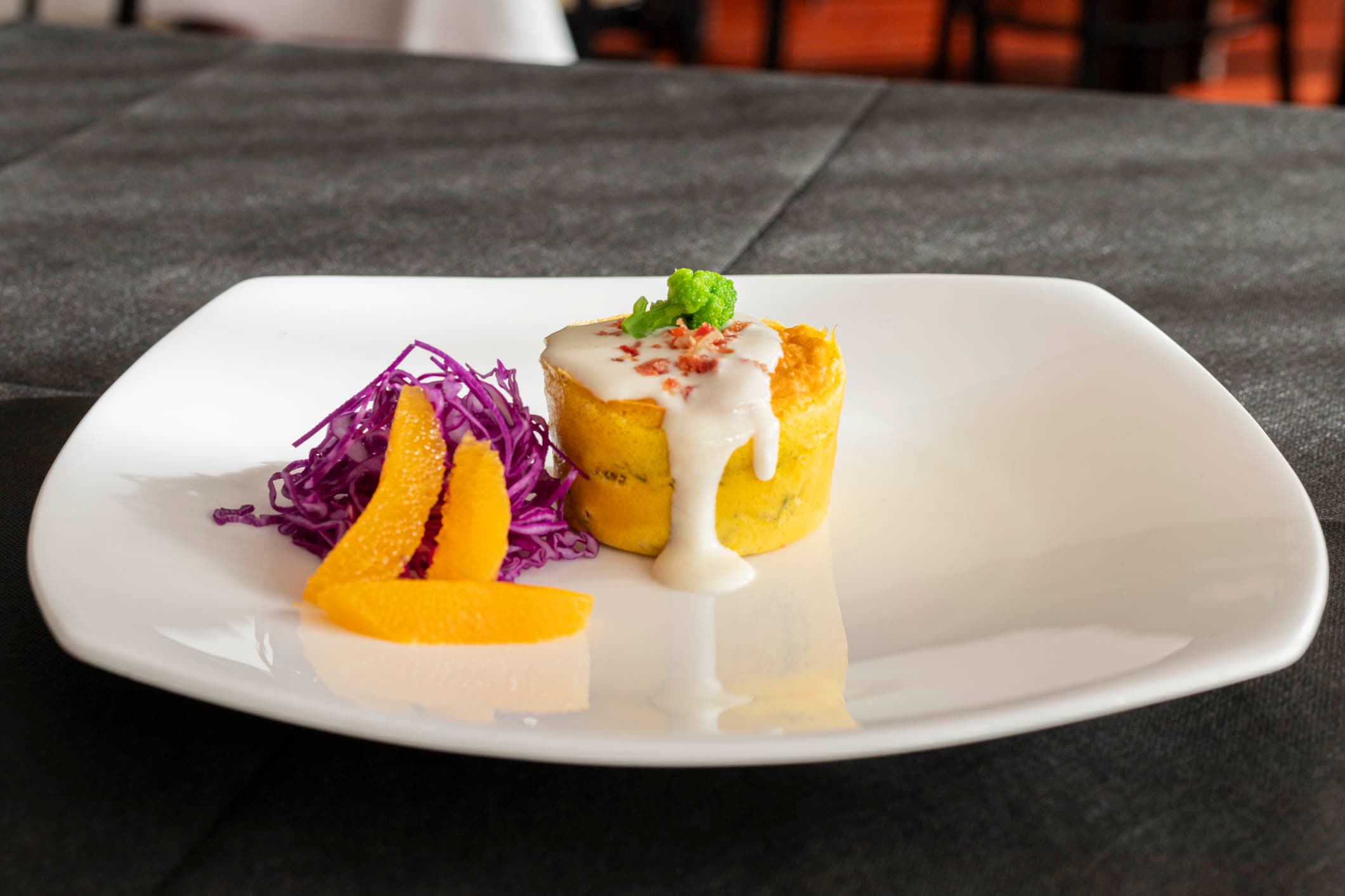 Piatto fine dining con microgreens e cavolo rosso fresco
