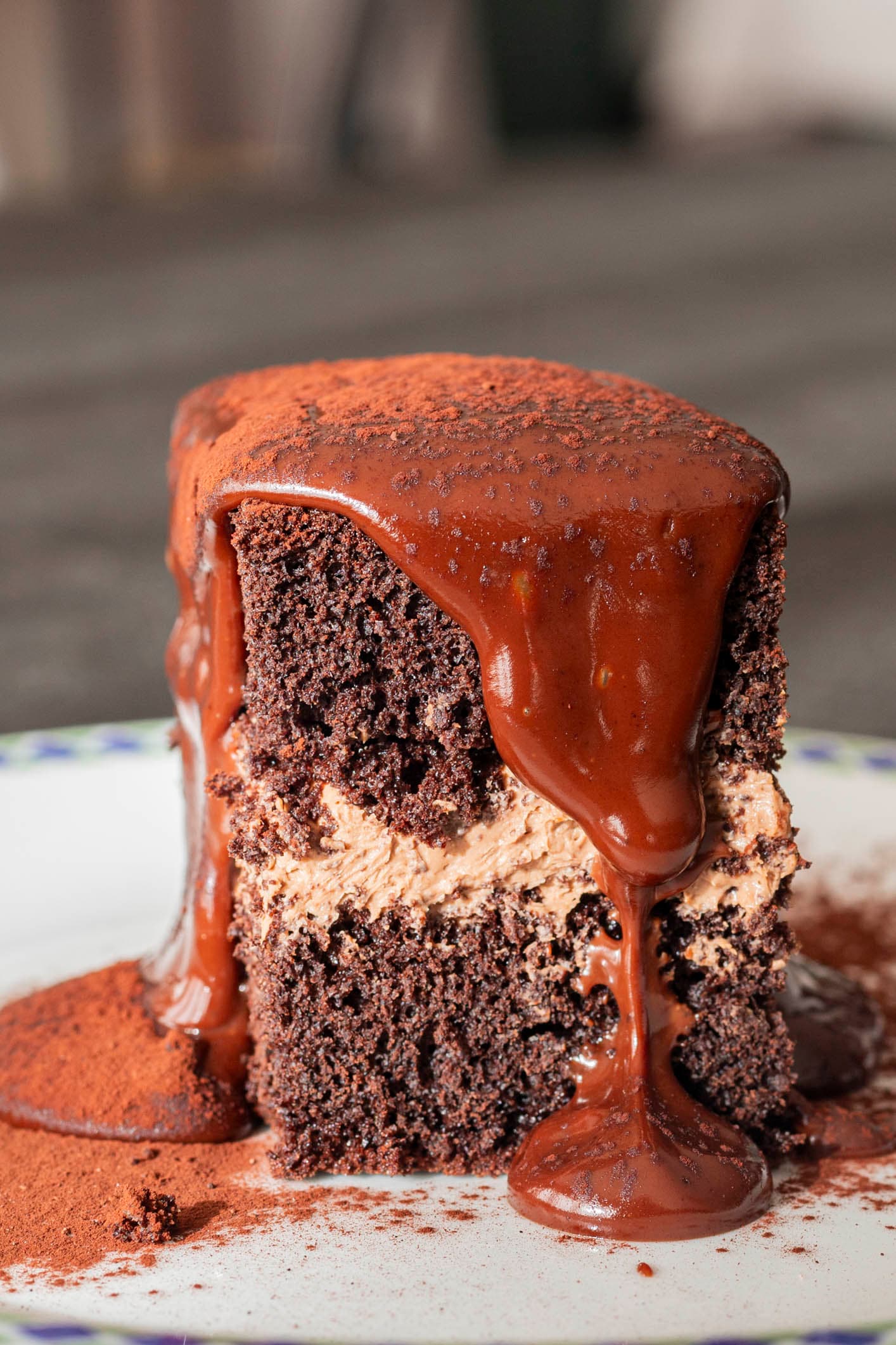 Torta mousse al cioccolato con strato dorato e decorazioni raffinate