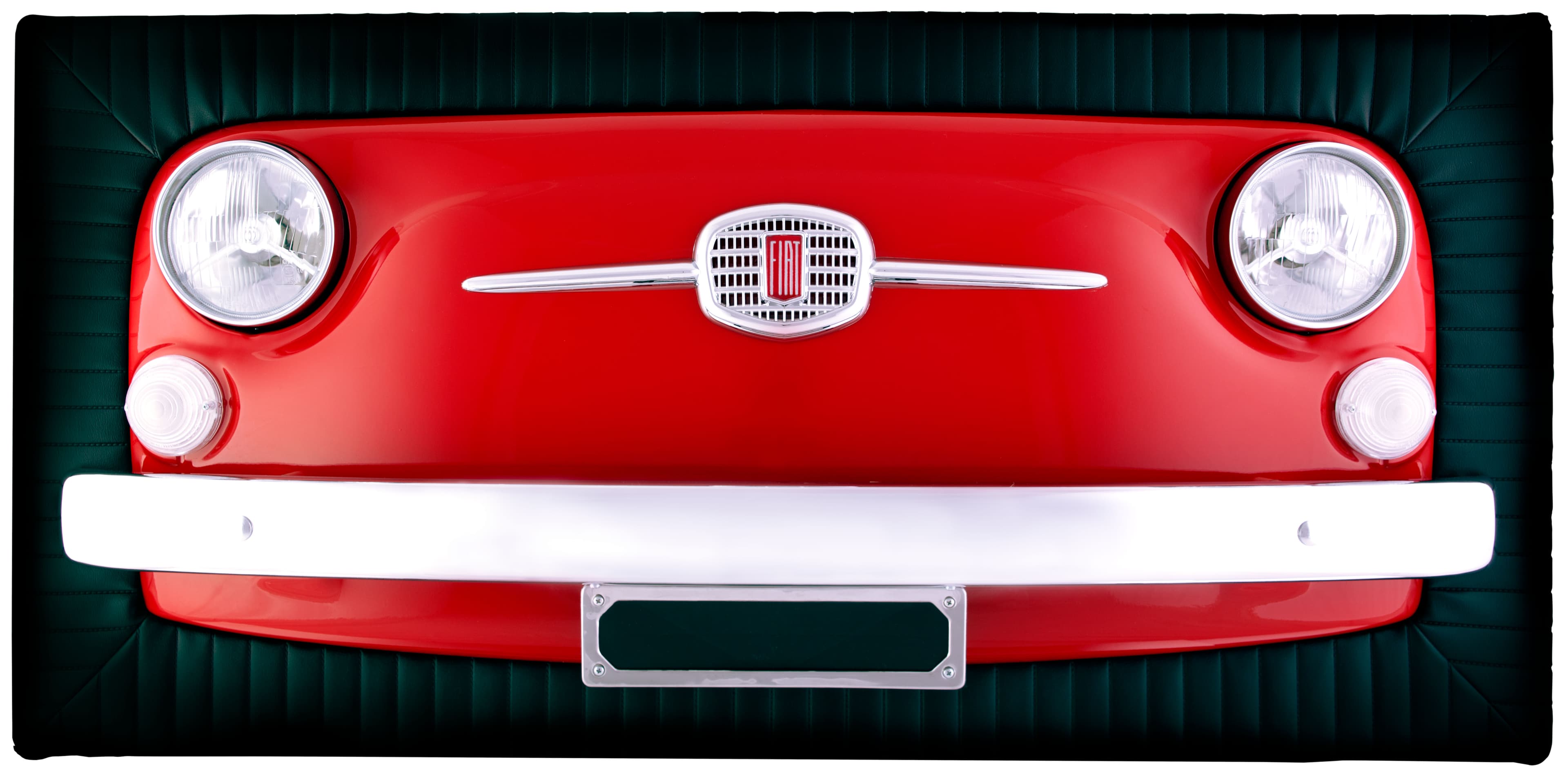 Pannello da parete ricavato dal frontale di una Fiat 500 rossa, versione in pelle verde