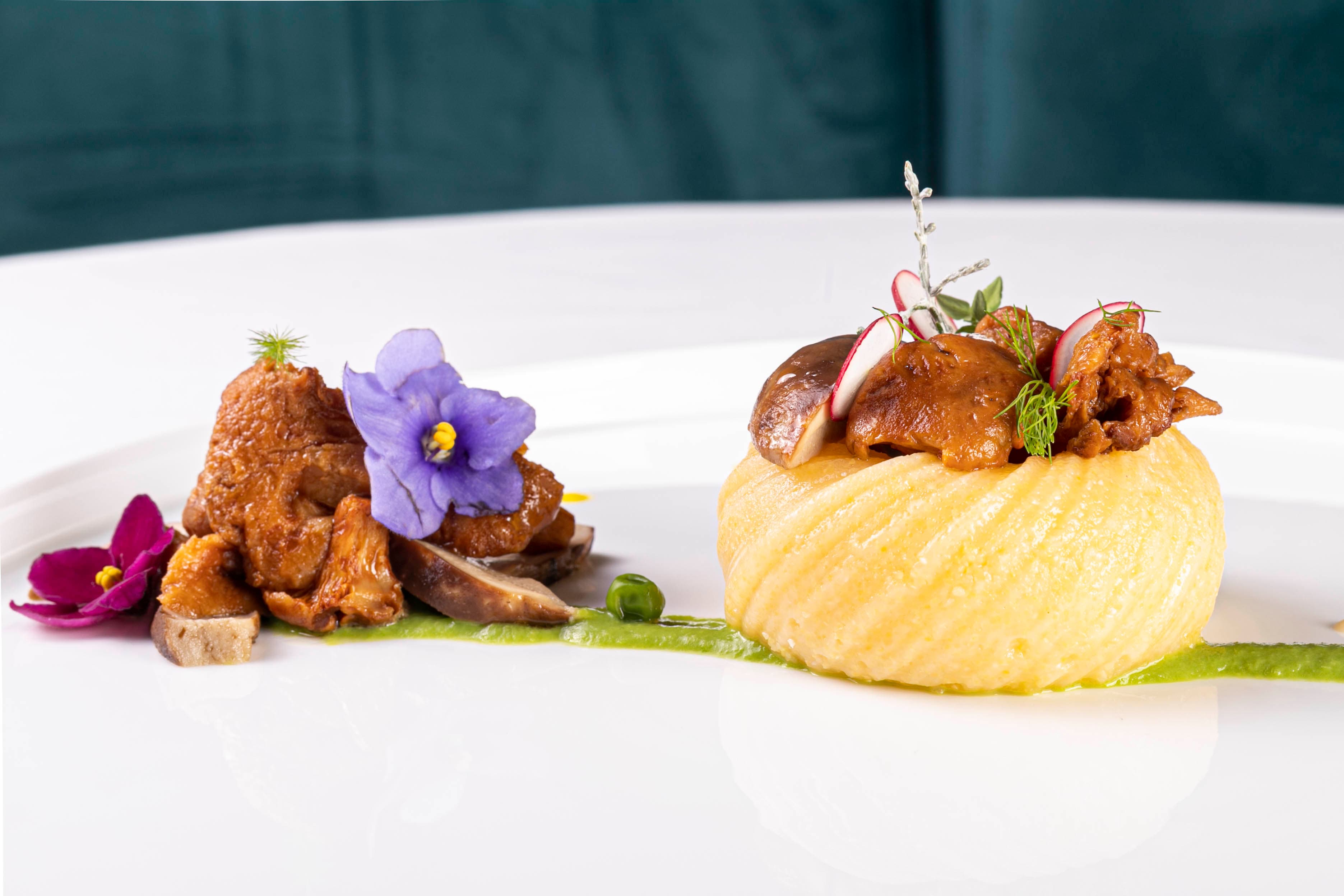 Brasato e funghi porcini su polenta morbida, fiore di violetta — il comfort piemontese in chiave contemporanea