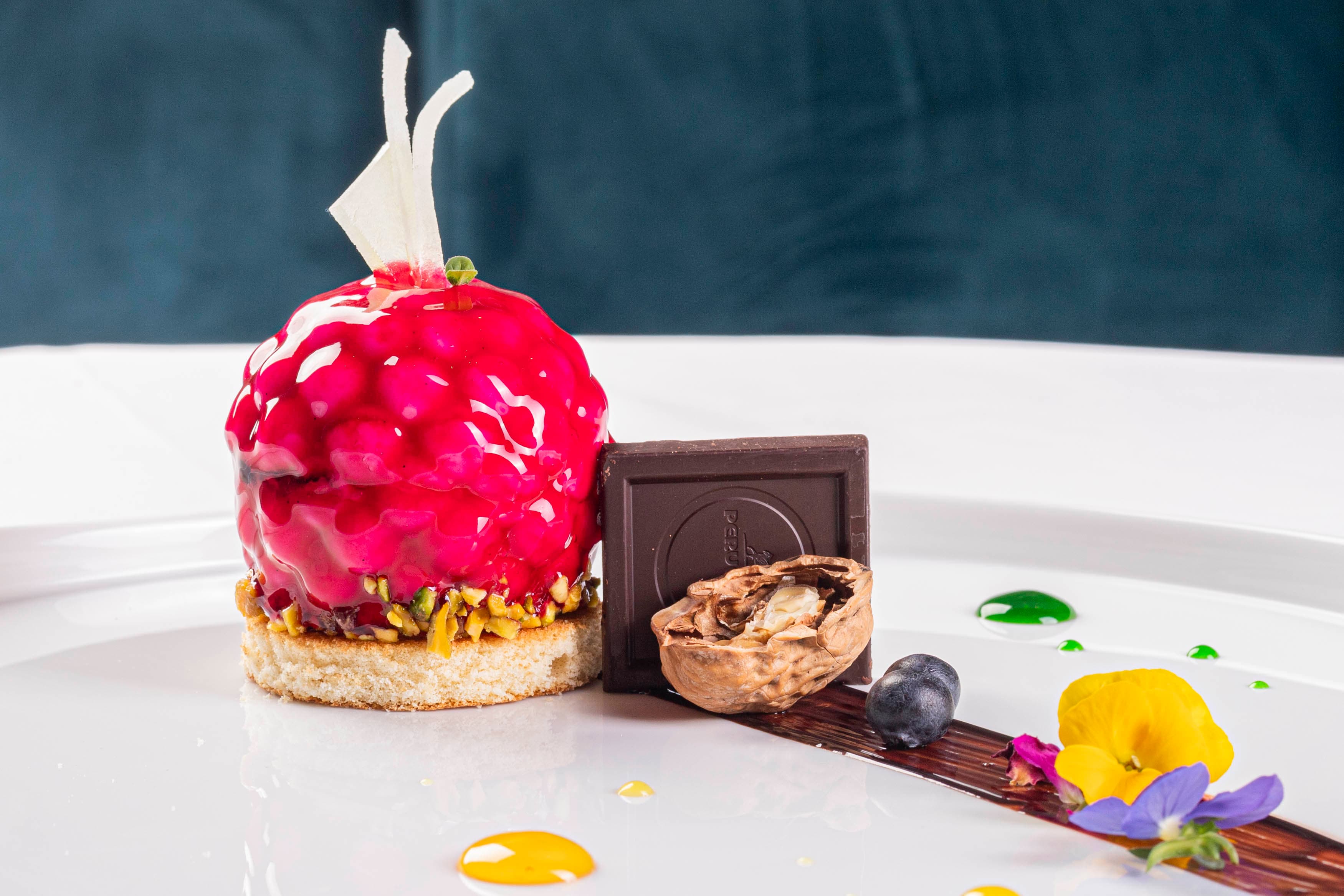 Sfera al lampone con cioccolato fondente, noce e mirtillo — la chiusura dolce del menu degustazione