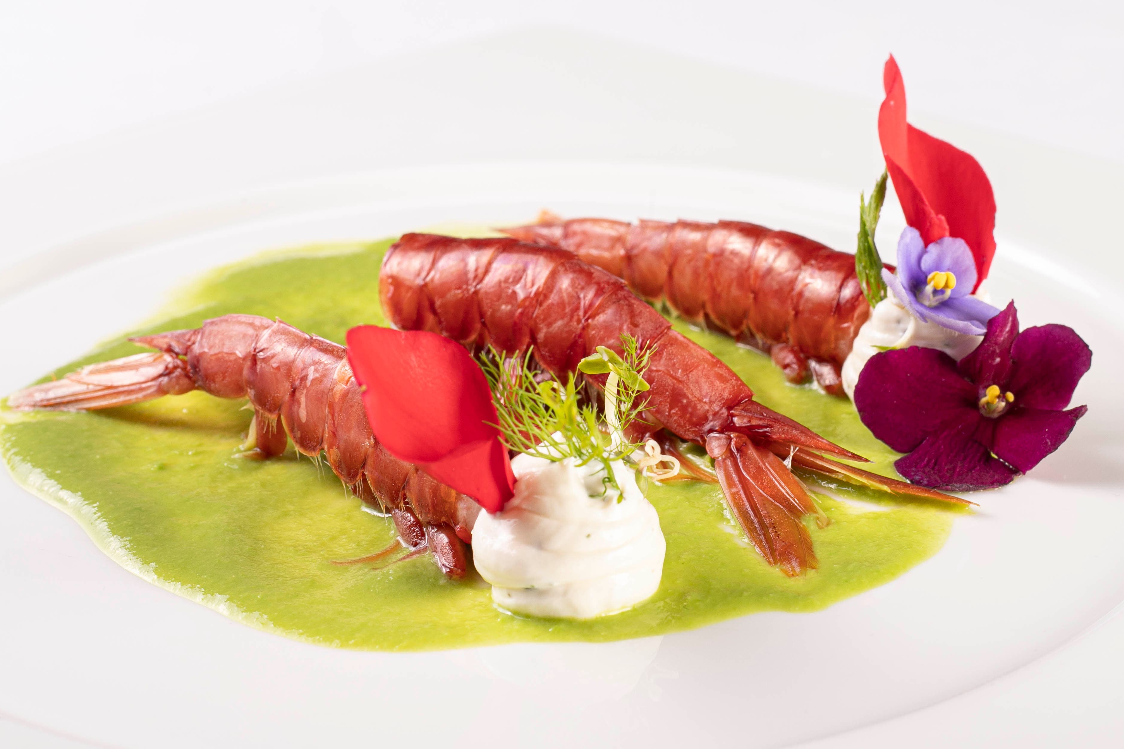 Gamberi rossi su salsa verde piemontese, peperoni gialli, uva spina — il ricettario classico fatto arte