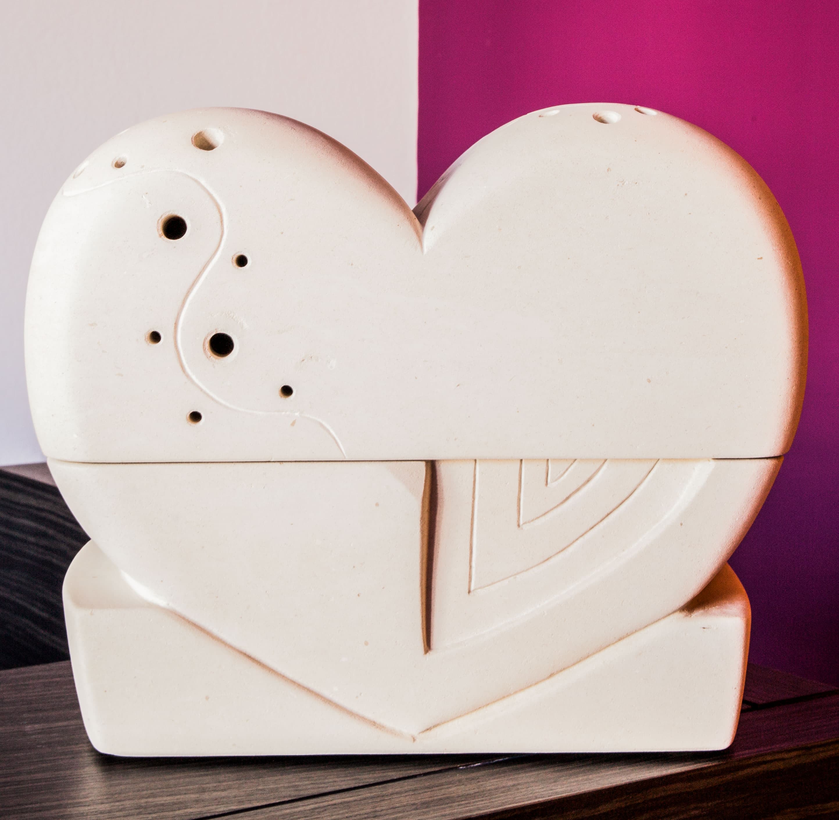 Lampada in pietra a forma di cuore, still life South Stones