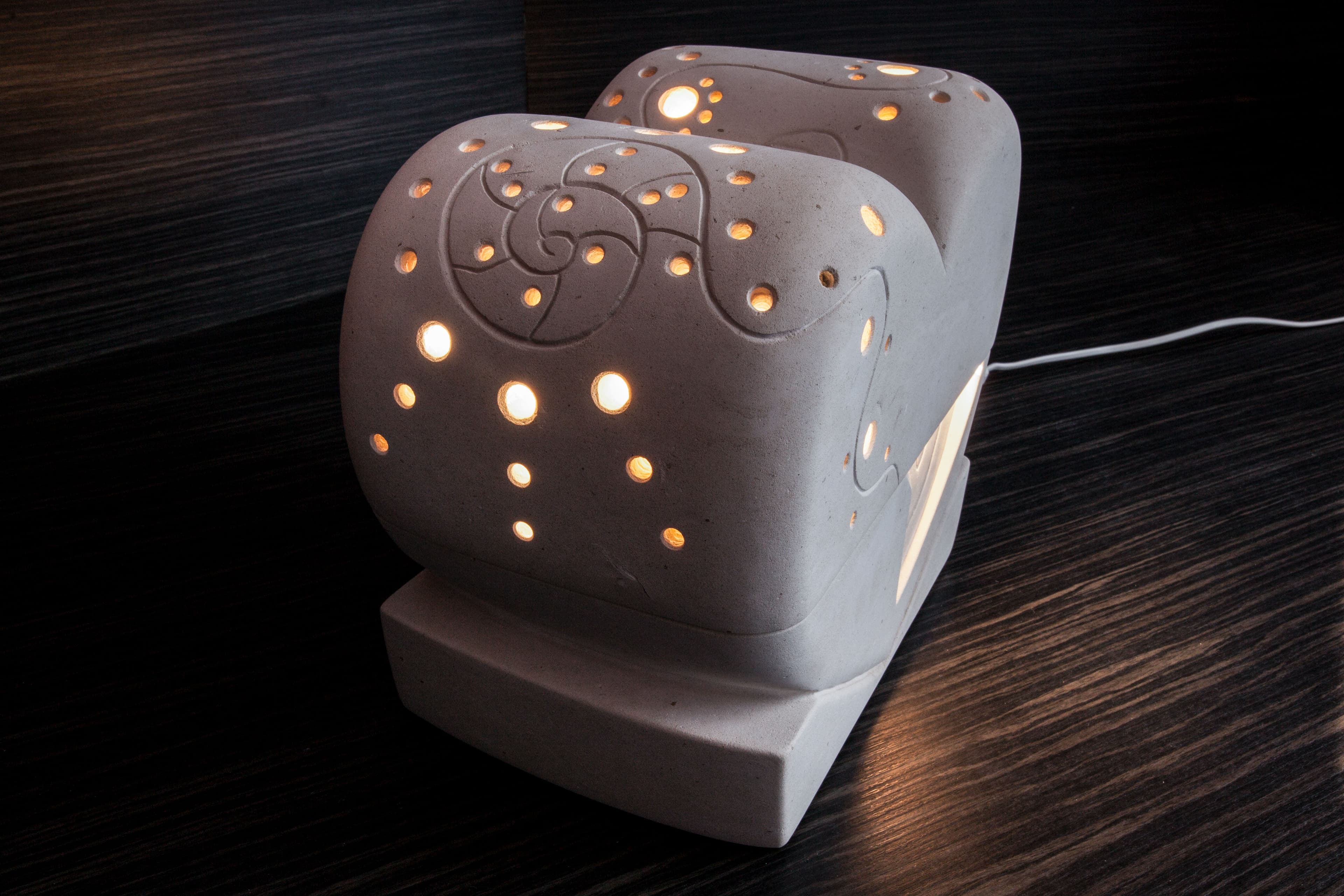 Coppia di lampade in pietra con motivo a onda forato, still life South Stones