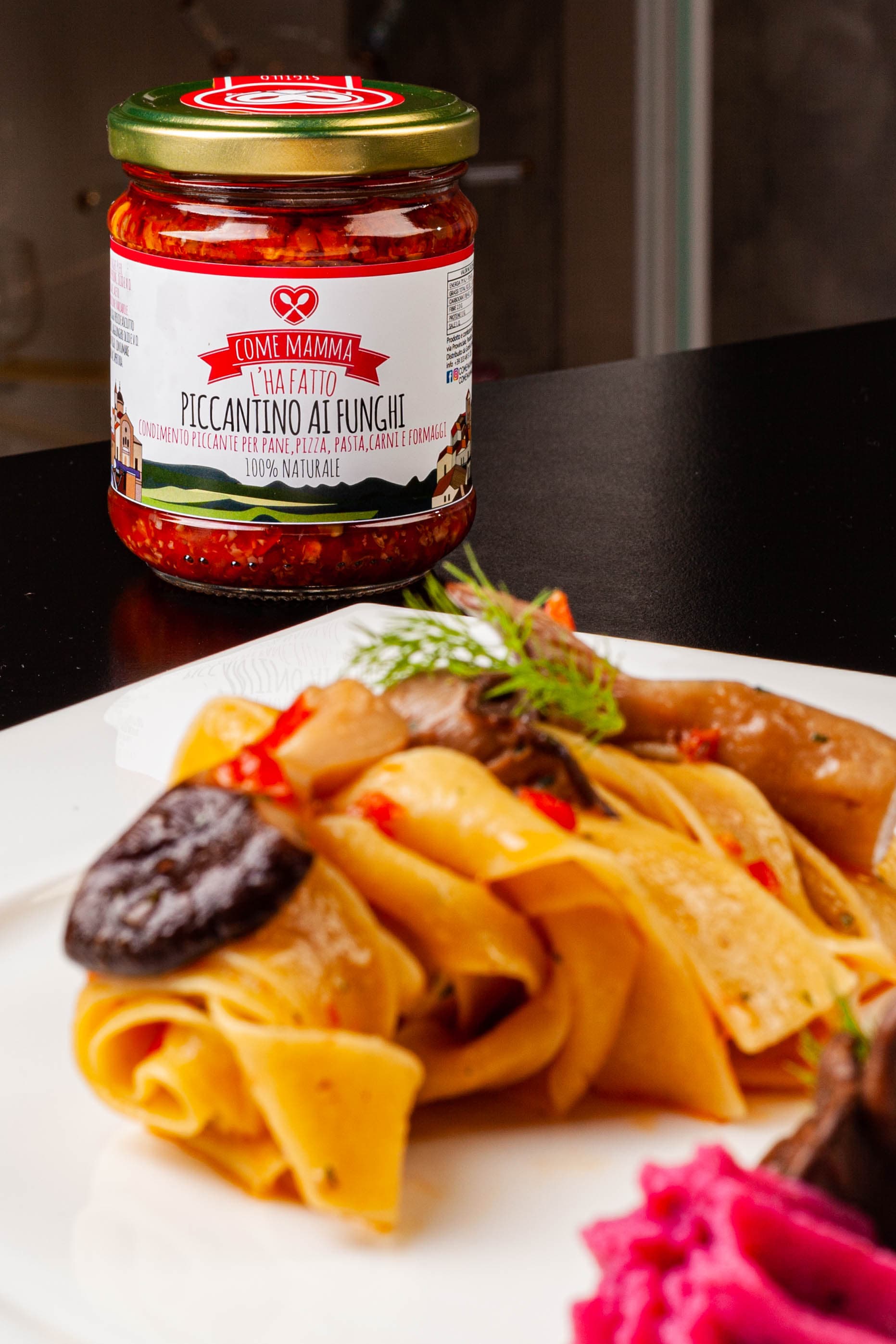 Pasta ai funghi con conserva piccante Come Mamma in primo piano — il ristorante e il prodotto in dialogo